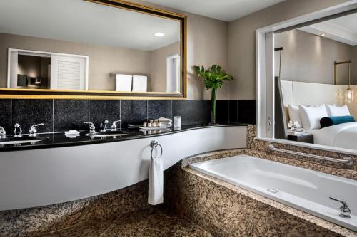 Kamar mandi di Fairmont Gold at Fairmont Vancouver Airport