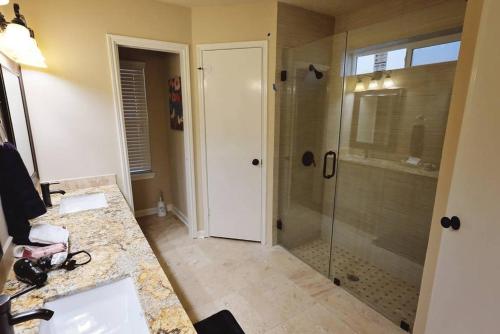 y baño con ducha a ras de suelo y cabina de ducha acristalada. en Richmond, Sugarland, Rosenburg, Katy West Houston - Lansdowne, en Richmond