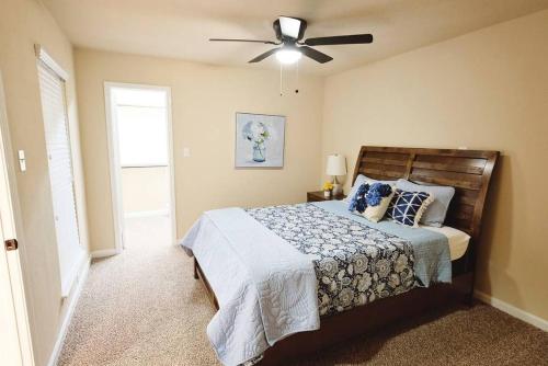Un dormitorio con una cama con ventilador de techo. en Richmond, Sugarland, Rosenburg, Katy West Houston - Lansdowne, en Richmond