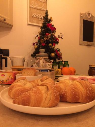 a plate of bread on a table with a christmas tree at Dely B&B in Arquata Scrivia