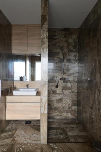 a bathroom with a sink and a bath tub at Villa Mar - 50m To The Beach in Stara Baška