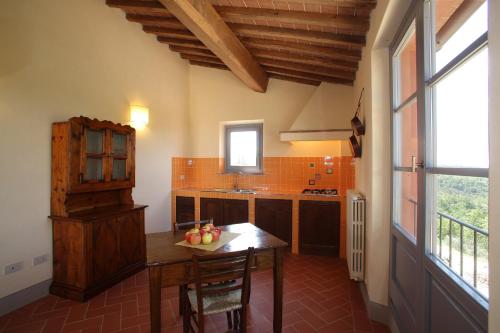 a kitchen with a table with fruit on it at Agriturismo Podere La Casa in Palaia