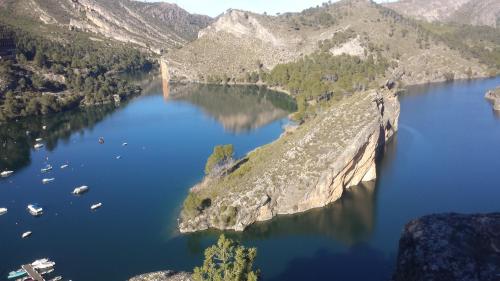 an aerial view of a lake with mountains in the background at Hotel Palaterna in Pastrana