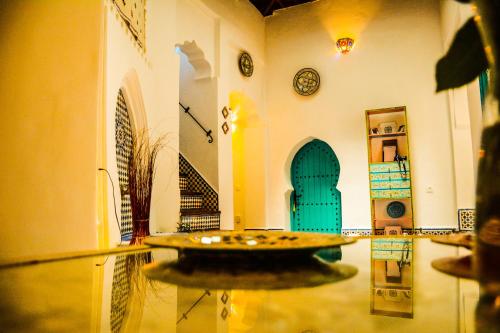 una stanza con un tavolo con una pizza sopra di Riad Darna a Tétouan