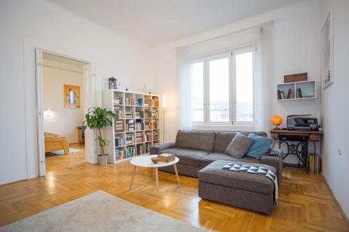 Bright top floor apartment near downtown