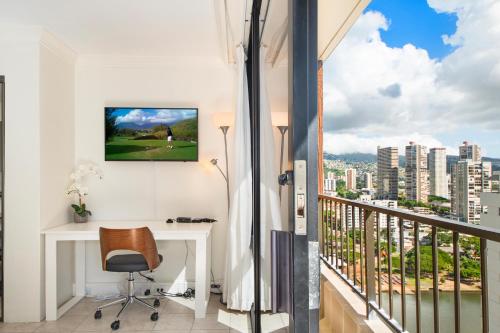 Zimmer mit einem Schreibtisch und einem Balkon mit Aussicht in der Unterkunft Royal Garden at Waikiki in Honolulu