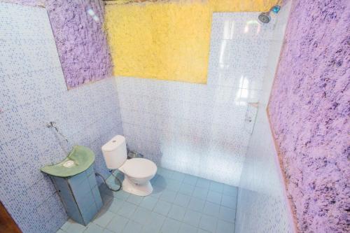 ein Bad mit einem WC und einer Dusche in der Unterkunft Uma Hostel Lembongan in Nusa Lembongan