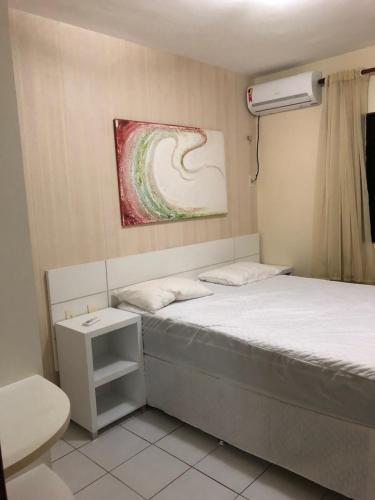 Habitación pequeña con 2 camas y lavamanos en Ap Luxo 208 e 207 Prox Beach Park, en Aquiraz