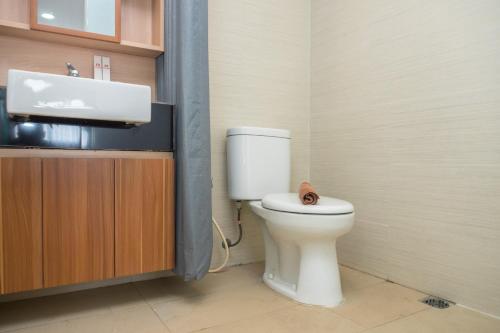 Ένα μπάνιο στο 3BR with Sofa bed at Gateway Pasteur Apartment By Travelio