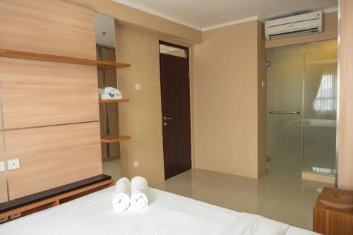 Ένα ή περισσότερα κρεβάτια σε δωμάτιο στο 3BR with Sofa bed at Gateway Pasteur Apartment By Travelio