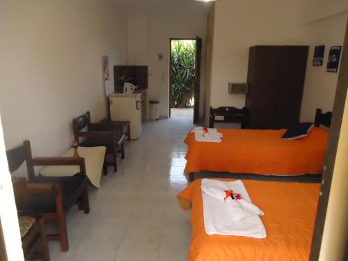 法里拉基的住宿－赫耳墨斯一室公寓酒店，带2张橙色床和厨房的房间