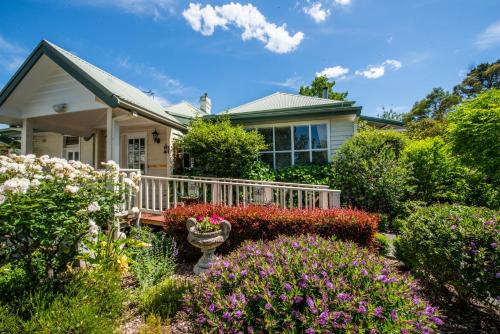 une maison avec des fleurs devant elle dans l'établissement Yarra Gables, à Healesville