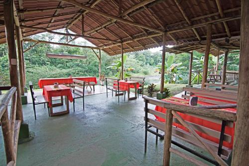 Um restaurante ou outro lugar para comer em Islas del Río Hostel