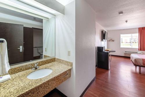 - une salle de bains avec lavabo dans une chambre d'hôtel dans l'établissement Motel 6-Lebanon, IN, à Lebanon