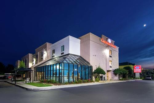 a hotel building with a sign on top of it at Comfort Suites Knoxville Airport in Alcoa
