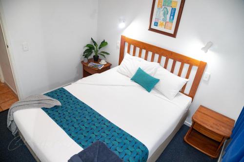 En eller flere senge i et værelse på Mackay Seabreeze Apartments