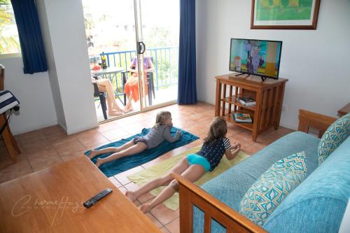 TV a/nebo společenská místnost v ubytování Mackay Seabreeze Apartments