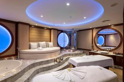 Postel nebo postele na pokoji v ubytování Calista Luxury Resort