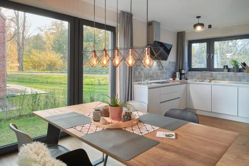 a kitchen and dining room with a table and chairs at Backsteinquartier Rügen in Putbus