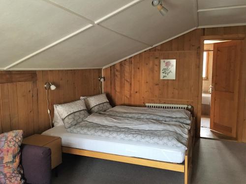 アローザにあるChalet Waldesruh 2 Zimmerwohnungの木製の壁のベッドルーム1室