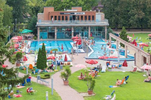 Výhled na bazén z ubytování Holiday Beach Budapest Wellness Hotel with Sauna Park nebo okolí