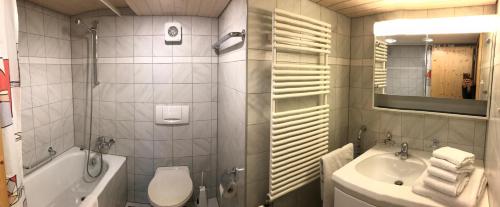 Kúpeľňa v ubytovaní Chalet Waldesruh 3 Zimmerwohnung