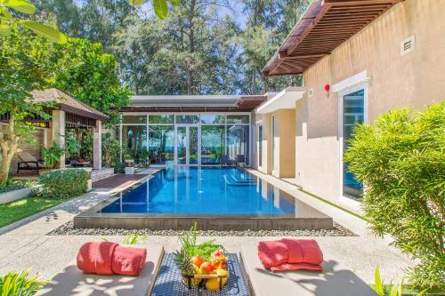 - une piscine dans l'arrière-cour d'une maison dans l'établissement Sunset Ocean Front Villa , Mai Khao Phuket, à Mai Khao Beach