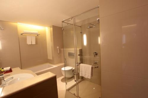 Phòng tắm tại Monsoon Empress Kochi
