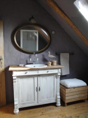 a bathroom with a sink and a mirror at Urlaub in der edition Schwarzarbeit in Bremerhaven