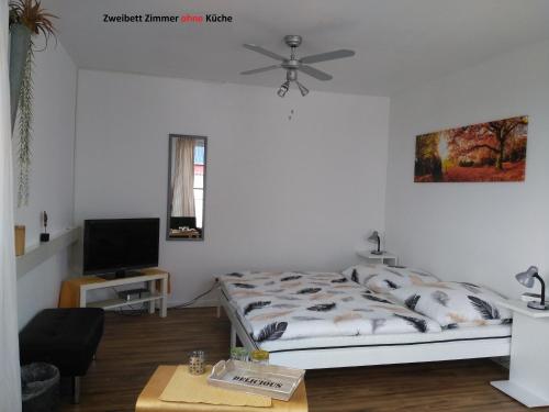 
Ein Bett oder Betten in einem Zimmer der Unterkunft Gästehaus Schumann
