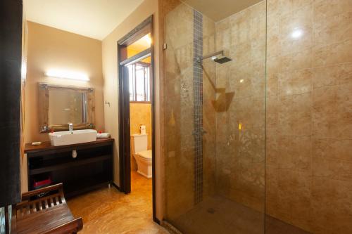 Et badeværelse på Villas des Alizes beachfront suites and garden villas