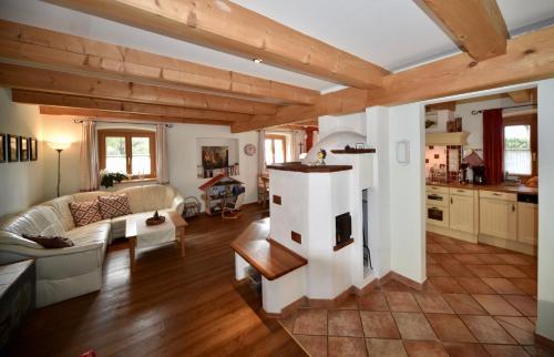 ein Wohnzimmer mit Kamin in einem Haus in der Unterkunft Vitalhof Roithinger in Grieskirchen
