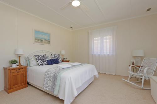 
A bed or beds in a room at Avondale cottage
