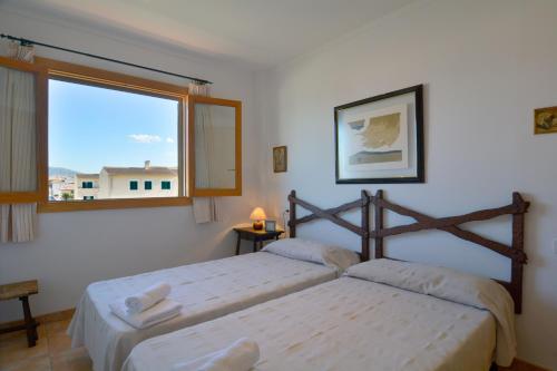 Postel nebo postele na pokoji v ubytování Son Serra beach apartment sea views and terrace