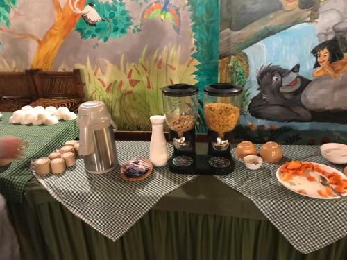 una tavola con uova e cibo sopra di essa di Baaz Jungle Resort a Khawāsa