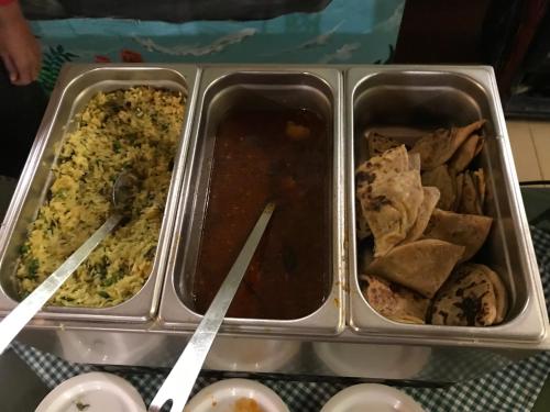 un vassoio con due vassoi di cibo su un tavolo di Baaz Jungle Resort a Khawāsa