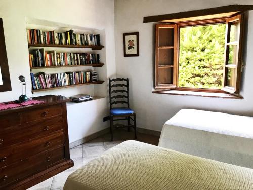 1 dormitorio con 1 cama, vestidor y ventana en Ferchia, en Lucca