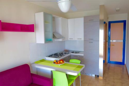 Una cocina o zona de cocina en Grazioso Appartamento n 66 a Bibione a 100 mt dal mare
