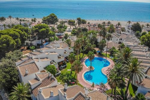 an aerial view of a resort with a swimming pool and the beach at ARENDA Pino Alto Holiday Home Martin 18 in Miami Platja