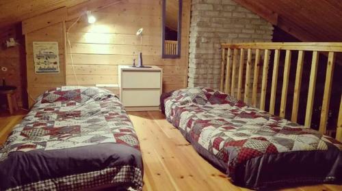 una camera con 2 letti in una cabina di legno di Holiday Home Pikkurakka Levi a Levi