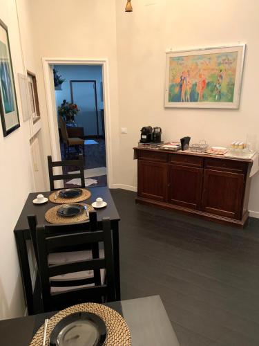 een woonkamer met een tafel en stoelen en een schilderij bij Villa Albina in Rome