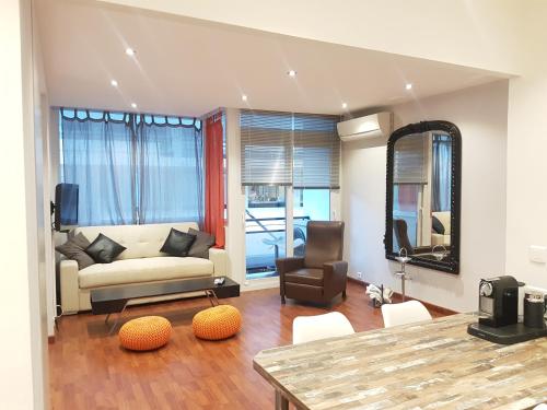 un salon avec un canapé et une chaise dans l'établissement Latour Sea Cannes, à Cannes