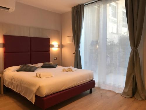 una camera con un letto e una grande finestra di Verona Apartments & Rooms a Verona