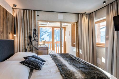 A bed or beds in a room at Die Alm 1350