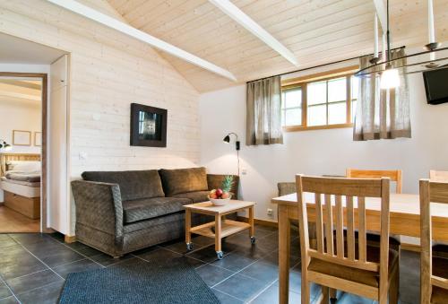 Årsunda的住宿－奧桑達浴場酒店，客厅配有沙发和桌子