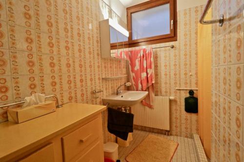 y baño con lavabo y espejo. en Beautiful apartment in the Mayens de Sion, 500m from the Ours piste - 4 Vallées, en Agettes