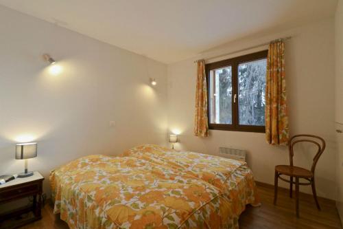 1 dormitorio con cama, ventana y silla en Beautiful apartment in the Mayens de Sion, 500m from the Ours piste - 4 Vallées, en Agettes