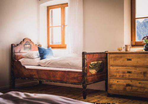 ロットアッハ・エーガーンにあるBerghotel Altes Wallberghausのドレッサー付きの部屋の古いベッド1台