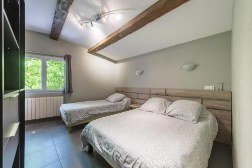 1 dormitorio con 2 camas y ventana en Hôtel du Rocher, en Marsella