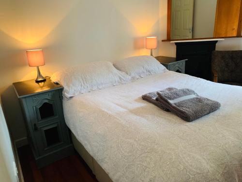 Postel nebo postele na pokoji v ubytování Tapestry Apartment